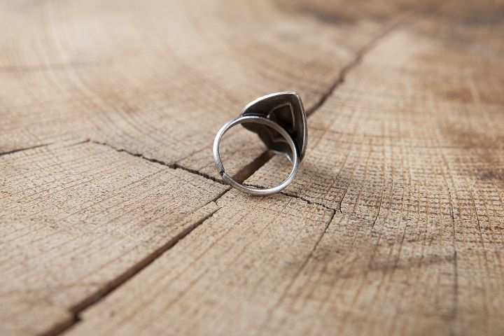 Ring mit grünem Schmuckstein 2