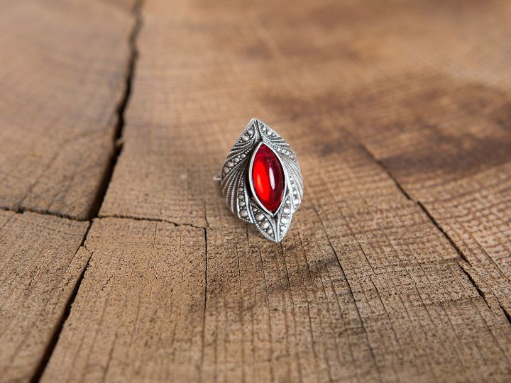 Ring mit rotem Schmuckstein 2
