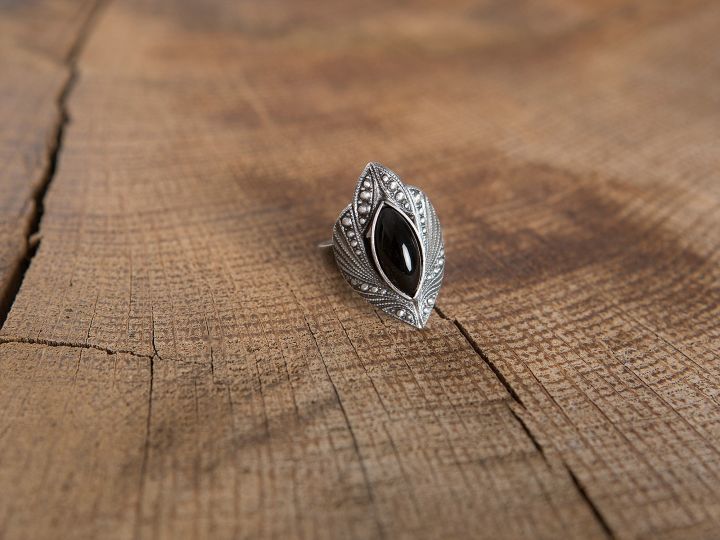 Ring mit schwarzem Schmuckstein 2