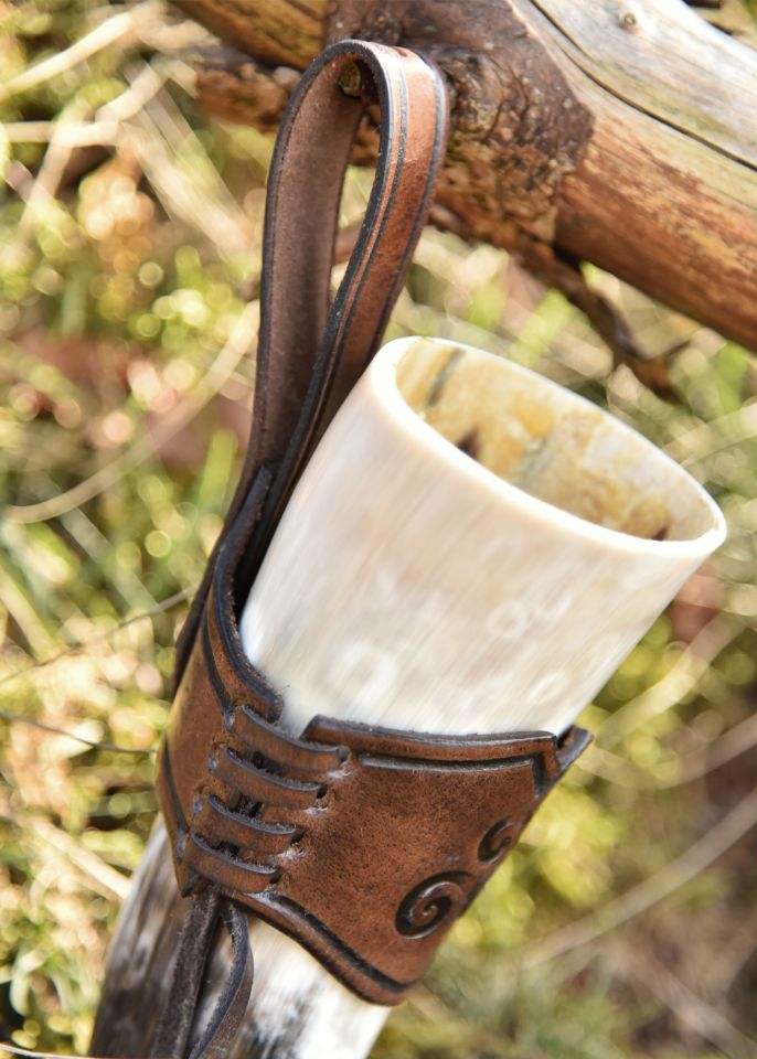 Leder Hornhalter für Trinkhorn geprägte Triskele 2
