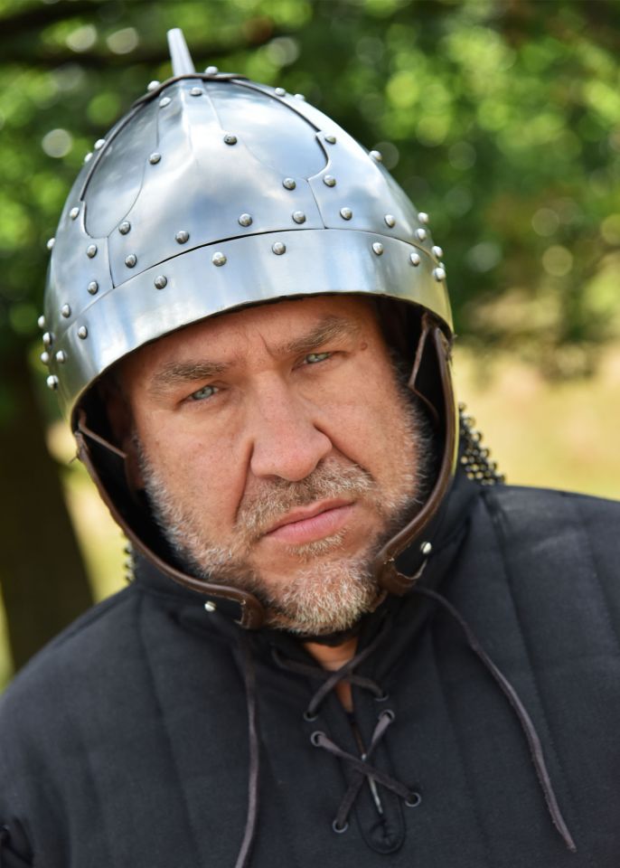 Spangenhelm mit Wangenklappe 2