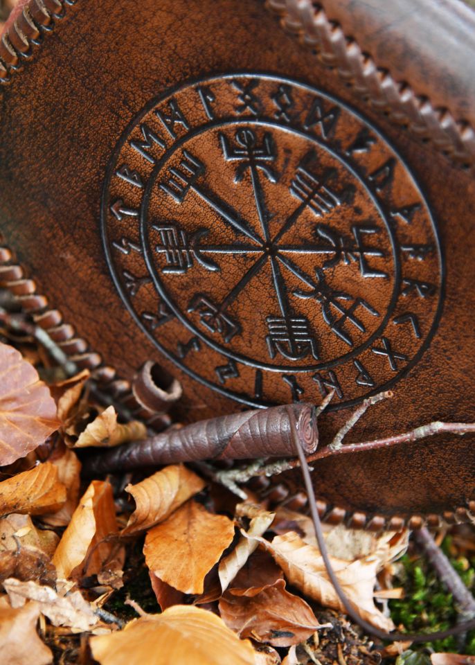 Gürteltasche mit Vegvísir-Prägung braun 3