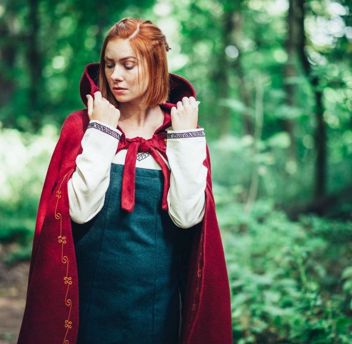 Cape mit Stickereien rot 3