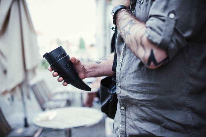Kaffeebecher "Trinkhorn" schwarz mit Echtleder 3