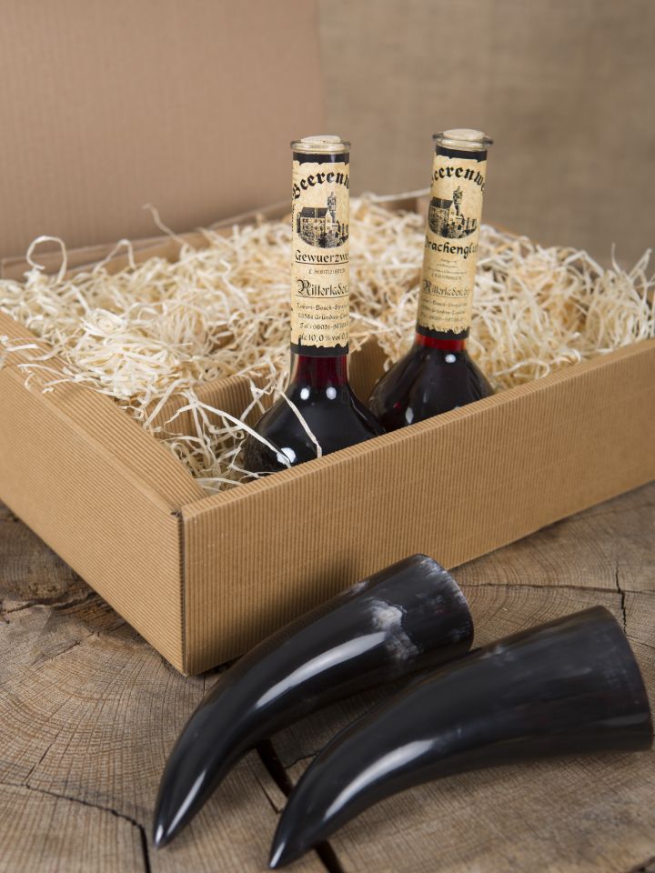 Geschenkbox mit Gewürzwein, Drachenglut und zwei Trinkhörnern 3