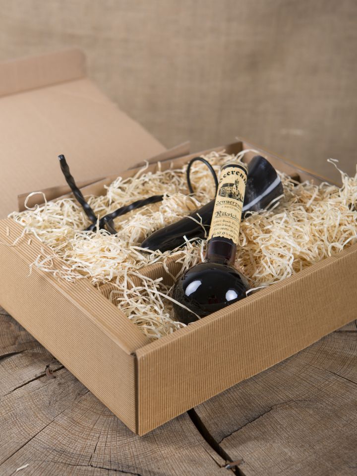 Geschenkbox mit Gewürzwein, Trinkhorn und Ständer 3