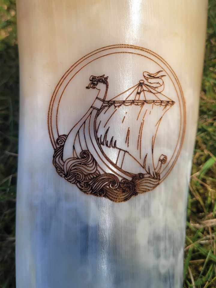 Trinkhorn mit Drachenboot-Gravur 3