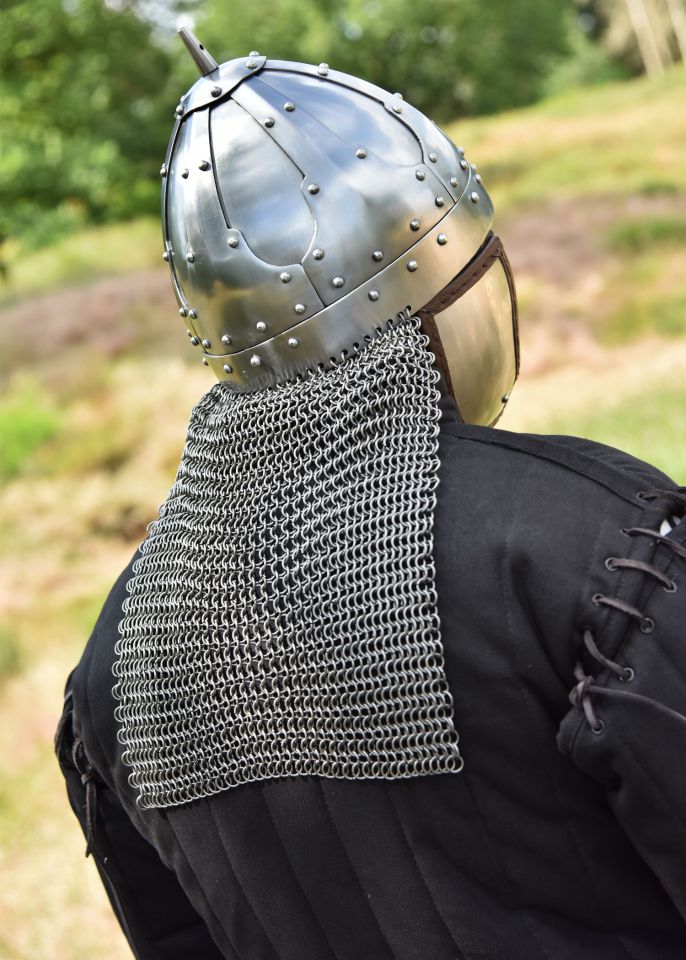 Spangenhelm mit Wangenklappe 3