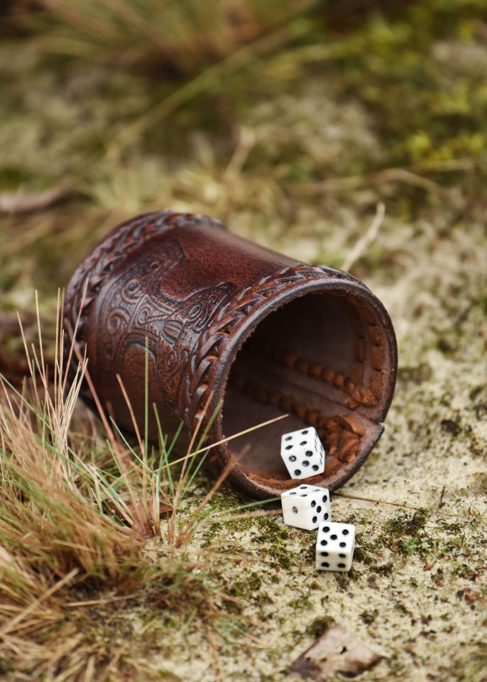 Würfelbecher mit Thorshammer mit 3 Würfeln aus Knochen 3