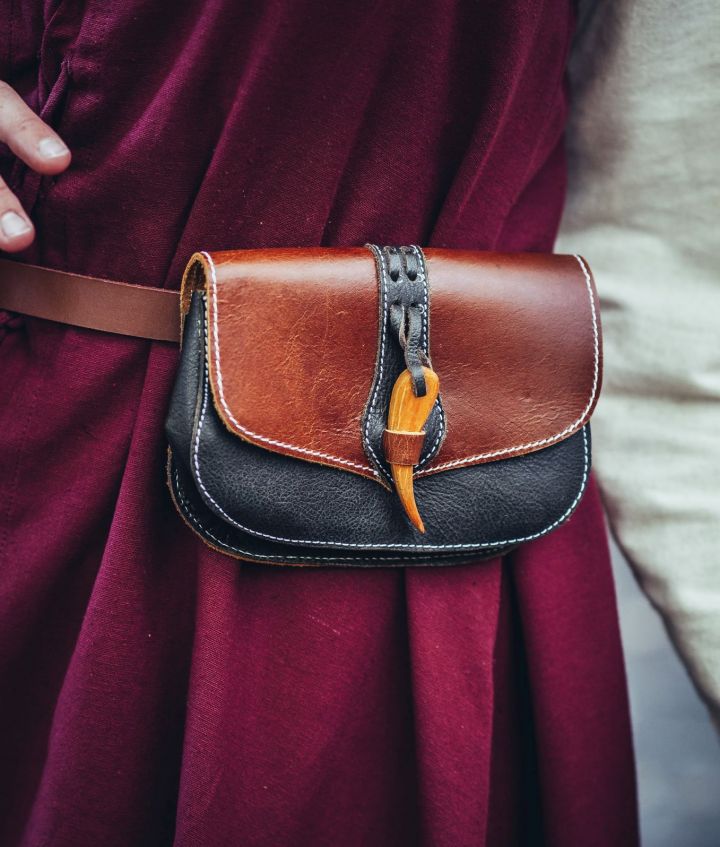 Ledergürteltasche mit Holzverschluss braun 4