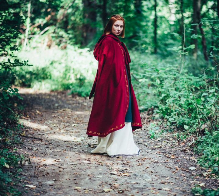 Cape mit Stickereien rot 4