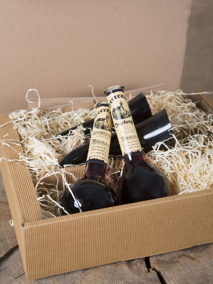 Geschenkbox mit Gewürzwein, Drachenglut und zwei Trinkhörnern 4