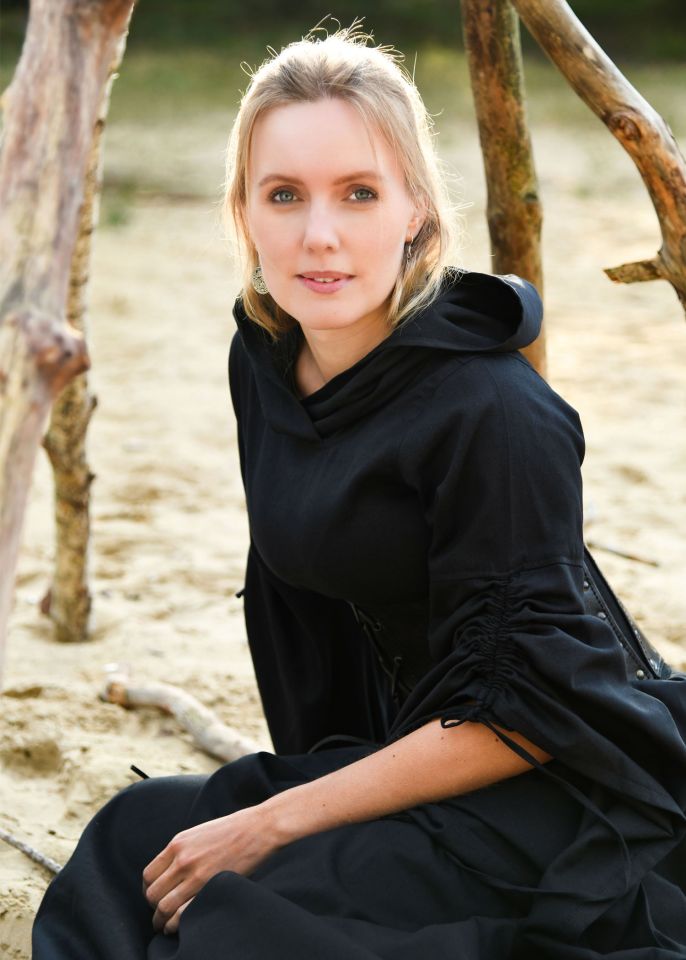 Mittelalterkleid Isra mit Kapuze schwarz XXL 7