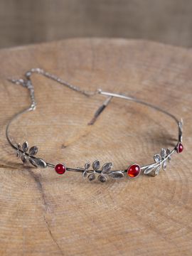 Diadem mit Zweigen und roten Schmucksteinen